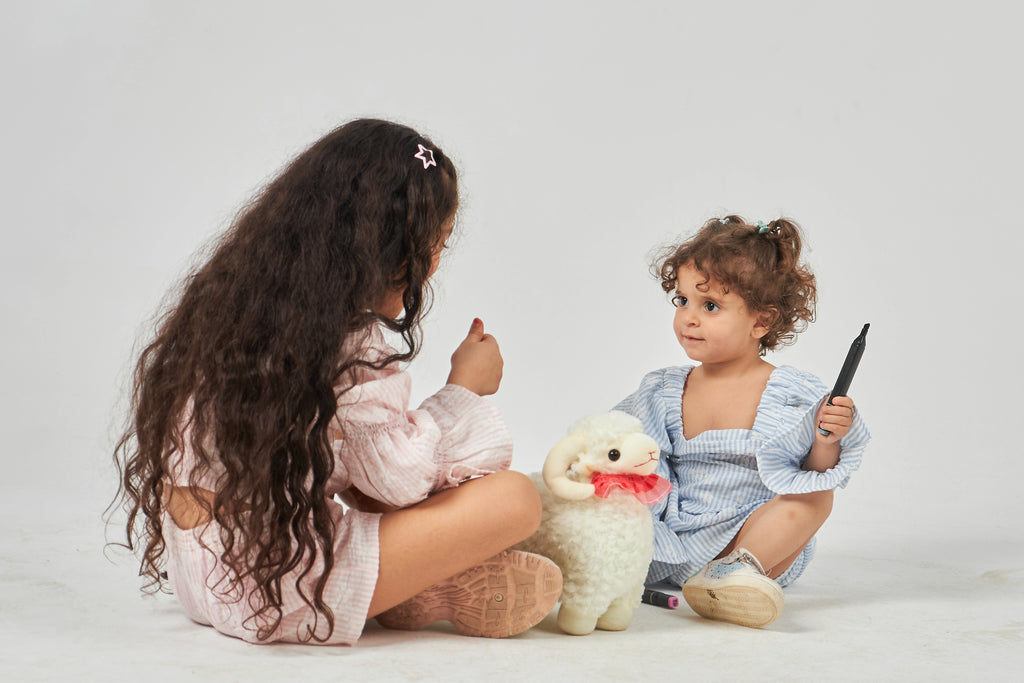 طقم بناتي أزرق فاتح مخطط